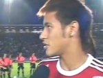 Neymar rouba a cena em jogo festivo